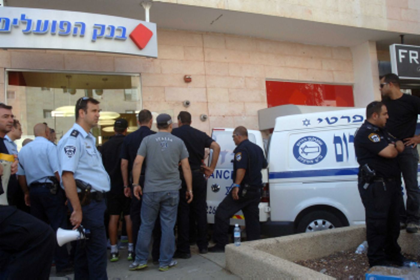 מי אשם בטבח בבנק בבאר שבע? זה שלחץ על ההדק