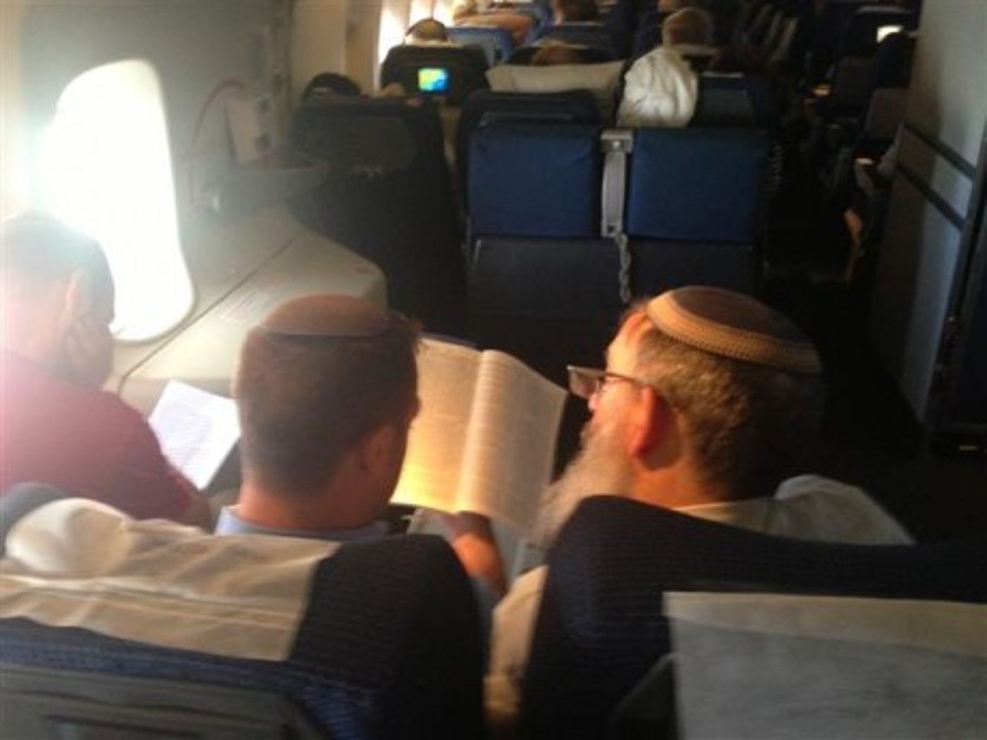 ובינתיים: הרב סתיו לומד דף יומי במטוס לארה"ב