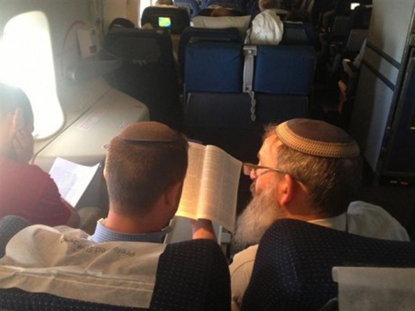 ובינתיים: הרב סתיו לומד דף יומי במטוס לארה"ב