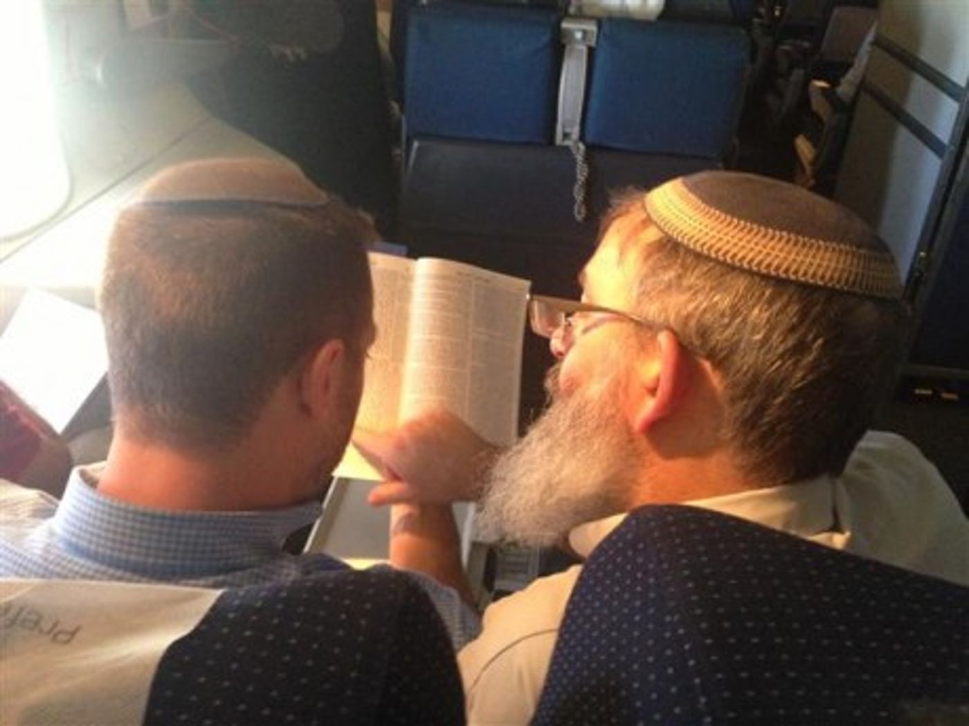 ובינתיים: הרב סתיו לומד דף יומי במטוס לארה"ב