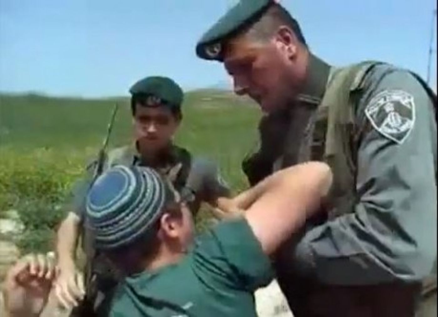 נוער הגבעות בסרטון חדש: מותר להשתמש באלימות נגד שוטרים מפנים
