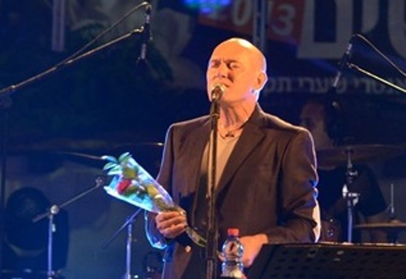 צפו: שלומי שבת מקדיש שר לרפואת אדל ביטון