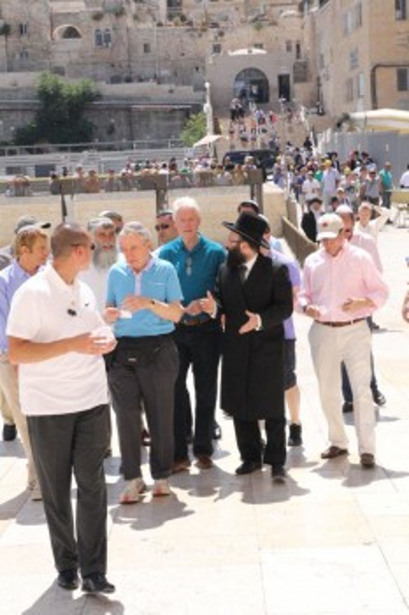 לפני החגיגה לפרס: קלינטון ביקר בכותל המערבי