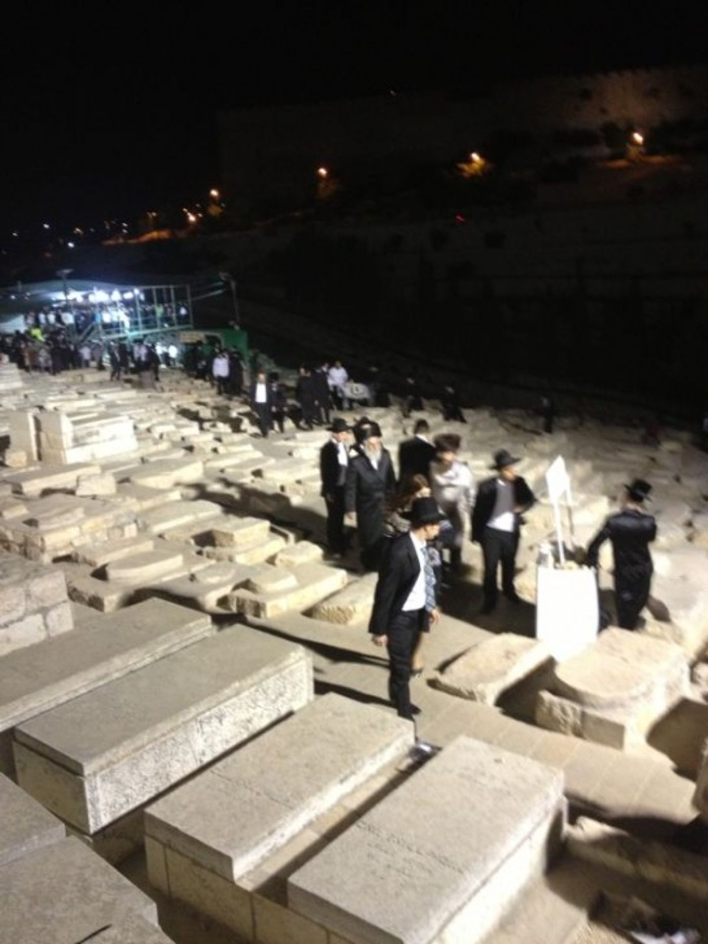 פותחים שערי שמים: צפו בתפילות בציון האור החיים