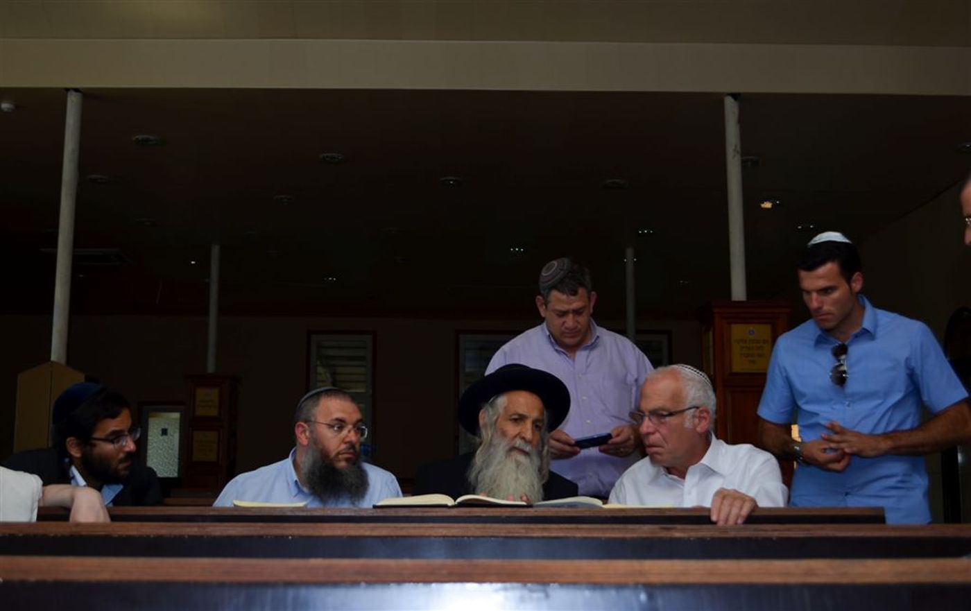 צפו: שר השיכון אריאל בציונו של רבי נחמן מברסלב