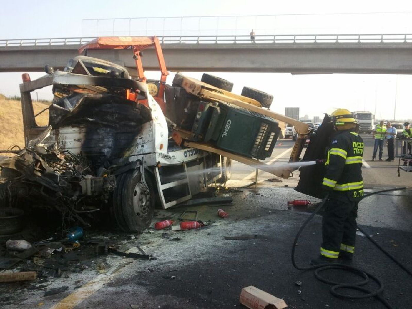 זוועה בכביש: שתי משאיות התנגשו, נהג נהרג