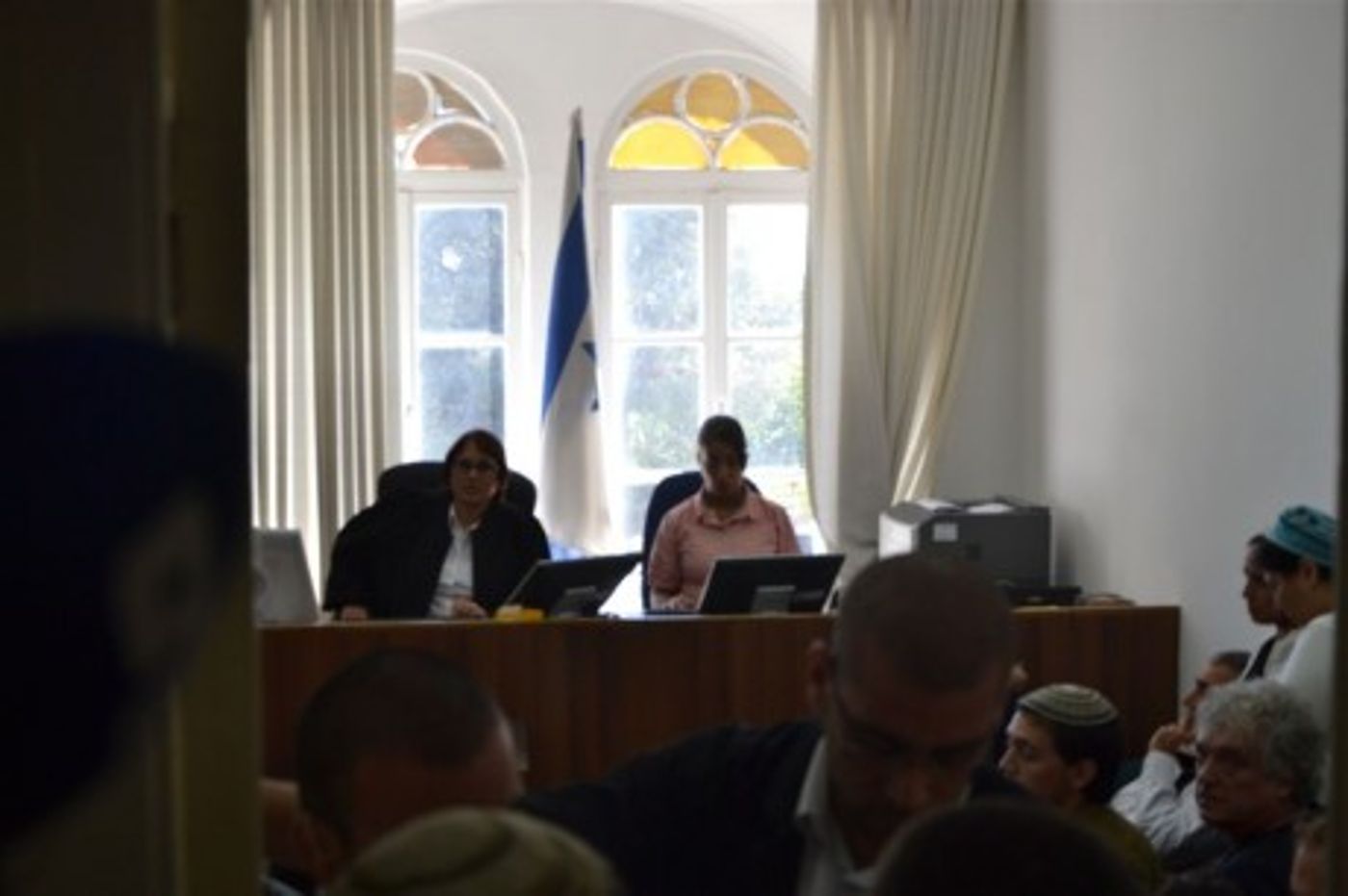 גלרית תמונות מיום הדין: רגעי ההכרעה הדרמטיים במשפט הרב מרדכי אלון