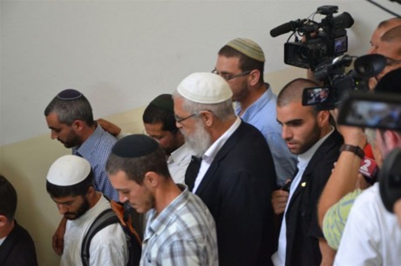 גלרית תמונות מיום הדין: רגעי ההכרעה הדרמטיים במשפט הרב מרדכי אלון