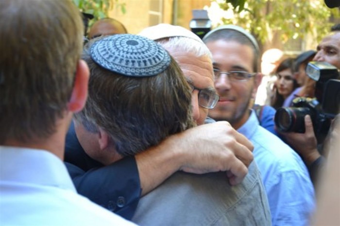 גלרית תמונות מיום הדין: רגעי ההכרעה הדרמטיים במשפט הרב מרדכי אלון