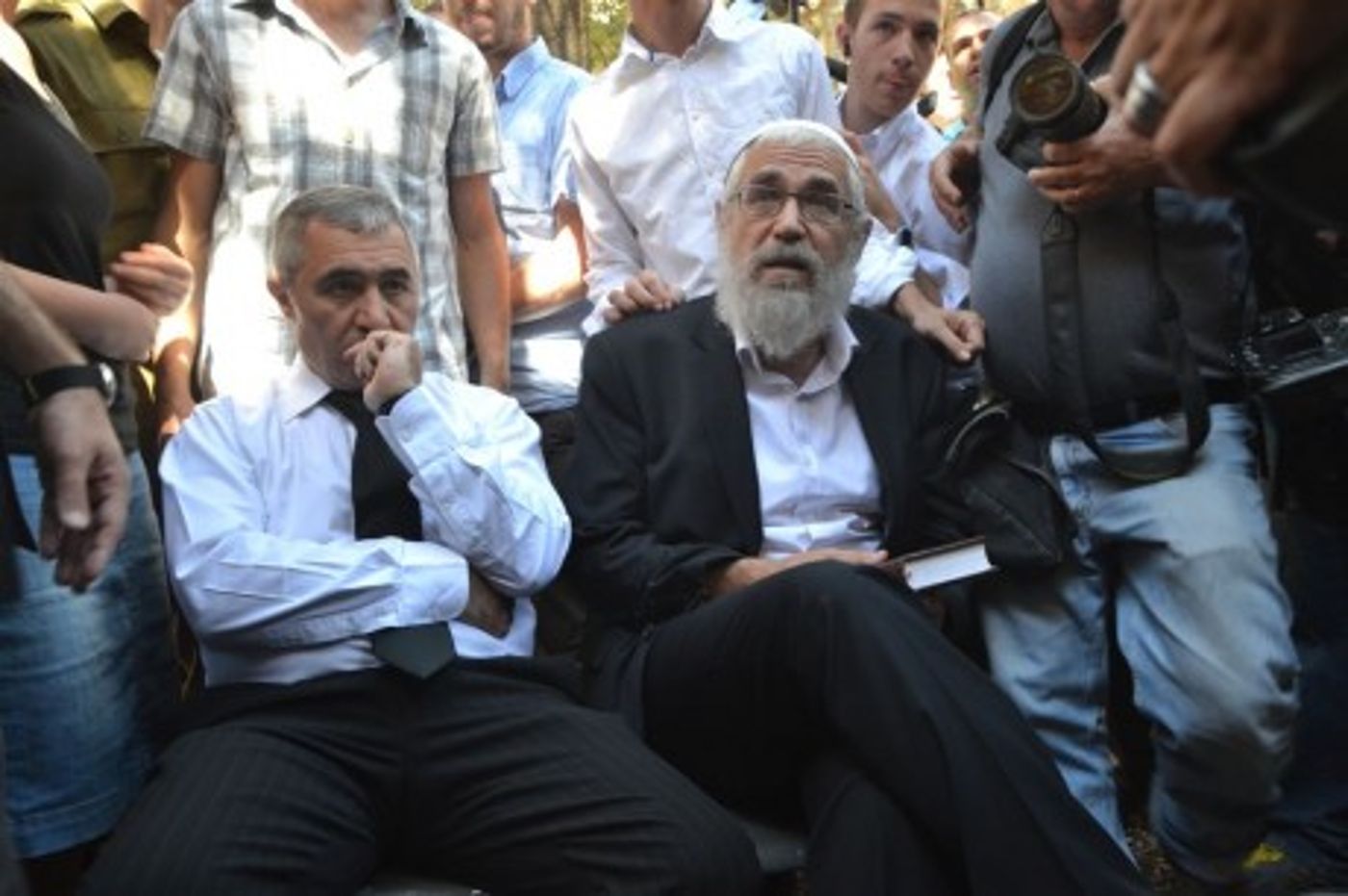 גלרית תמונות מיום הדין: רגעי ההכרעה הדרמטיים במשפט הרב מרדכי אלון