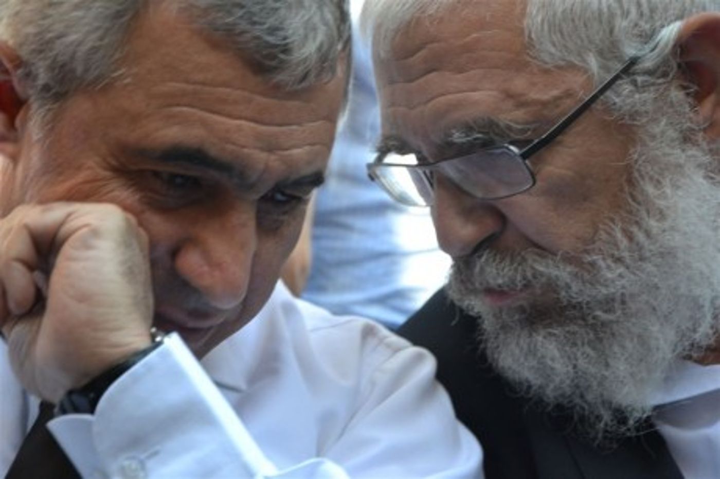 גלרית תמונות מיום הדין: רגעי ההכרעה הדרמטיים במשפט הרב מרדכי אלון