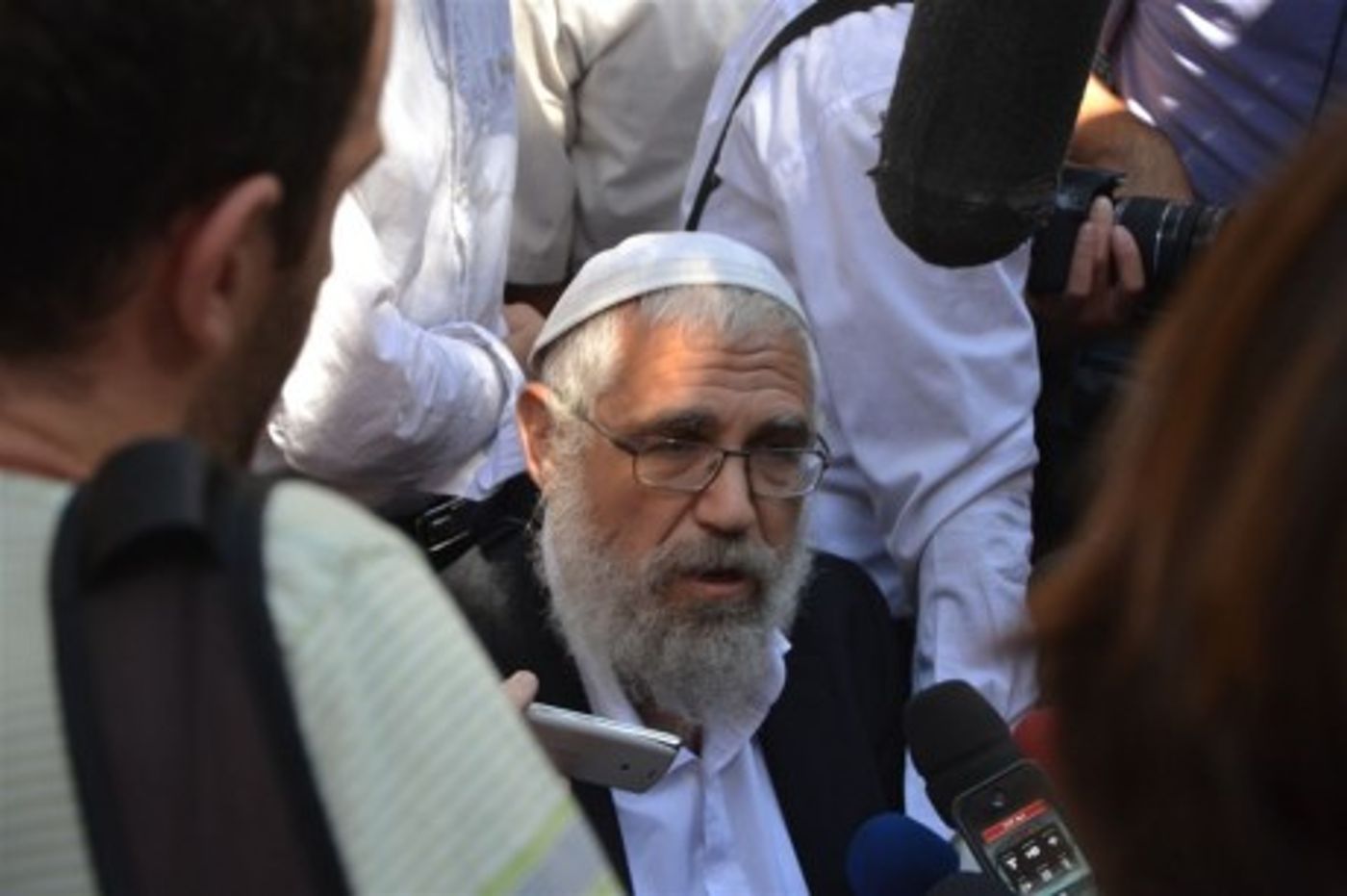 גלרית תמונות מיום הדין: רגעי ההכרעה הדרמטיים במשפט הרב מרדכי אלון