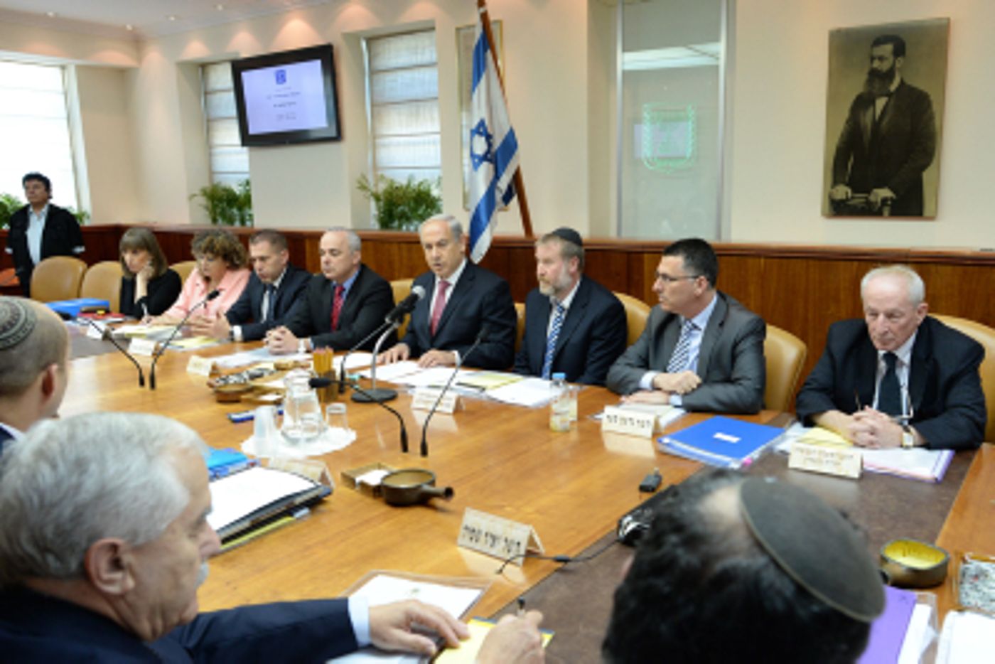 שרי התנועה התנגדו: בנט הציע לבטל את החוקים ביו"ש