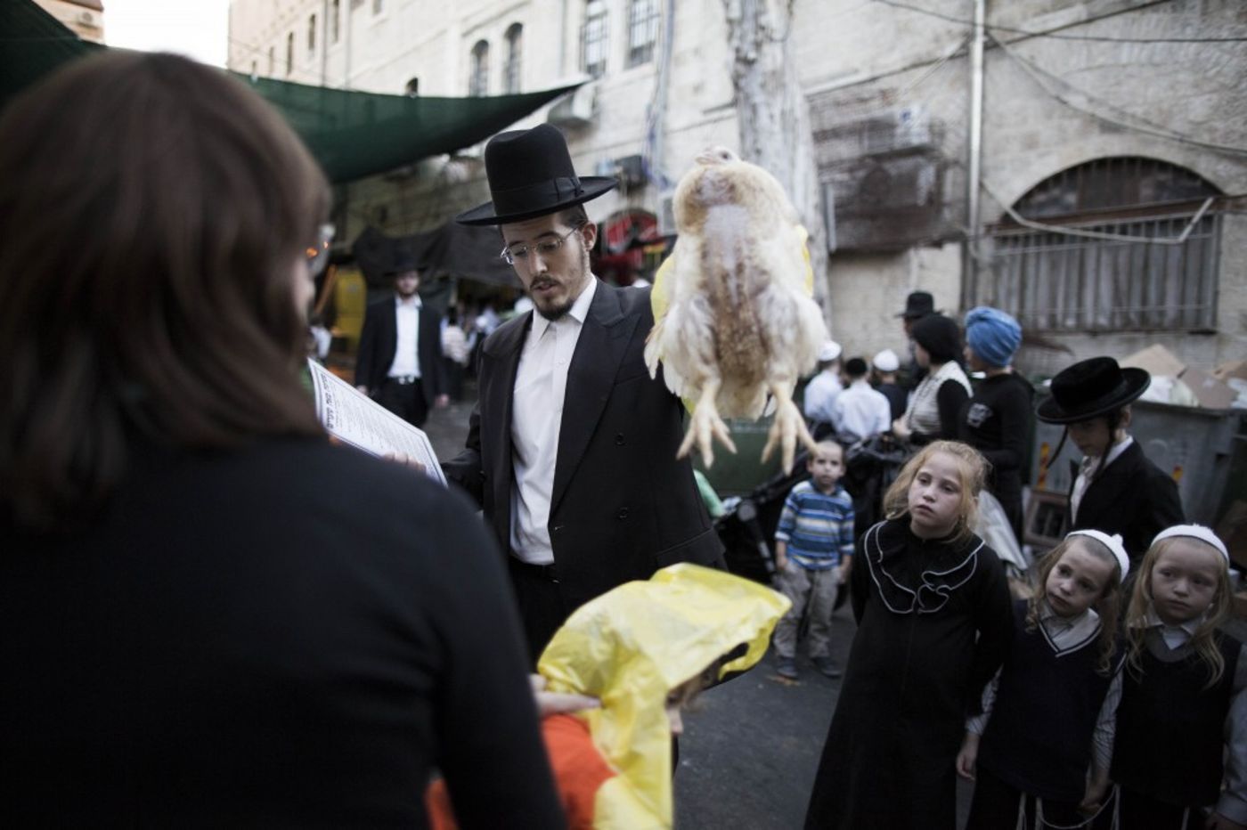 זה התרנגול ילך למיתה: צפו בכפרות בירושלים