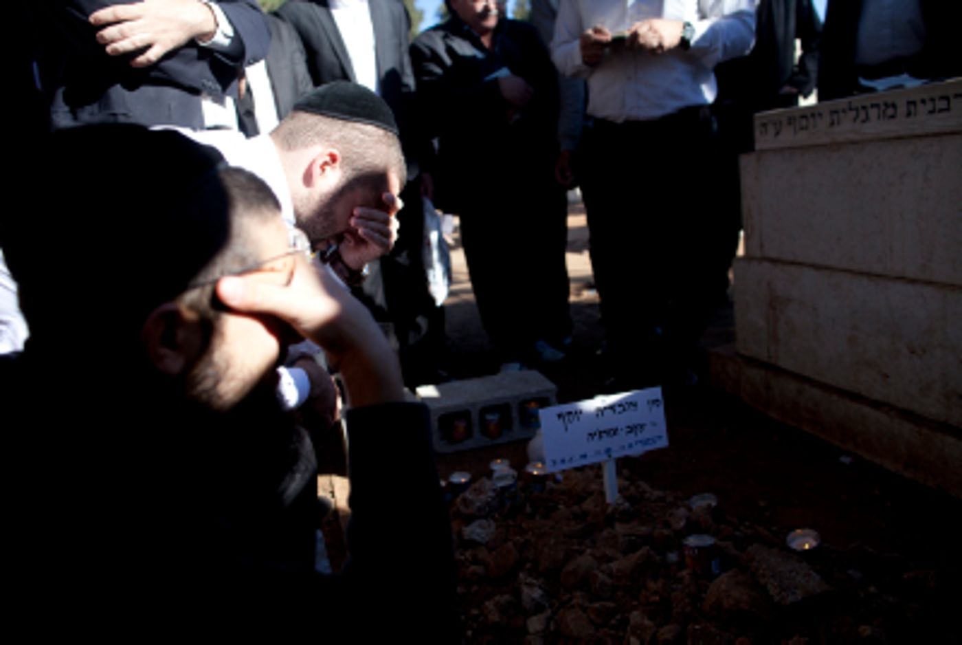 היום שאחרי: עשרות מתפללים על קברו הטרי