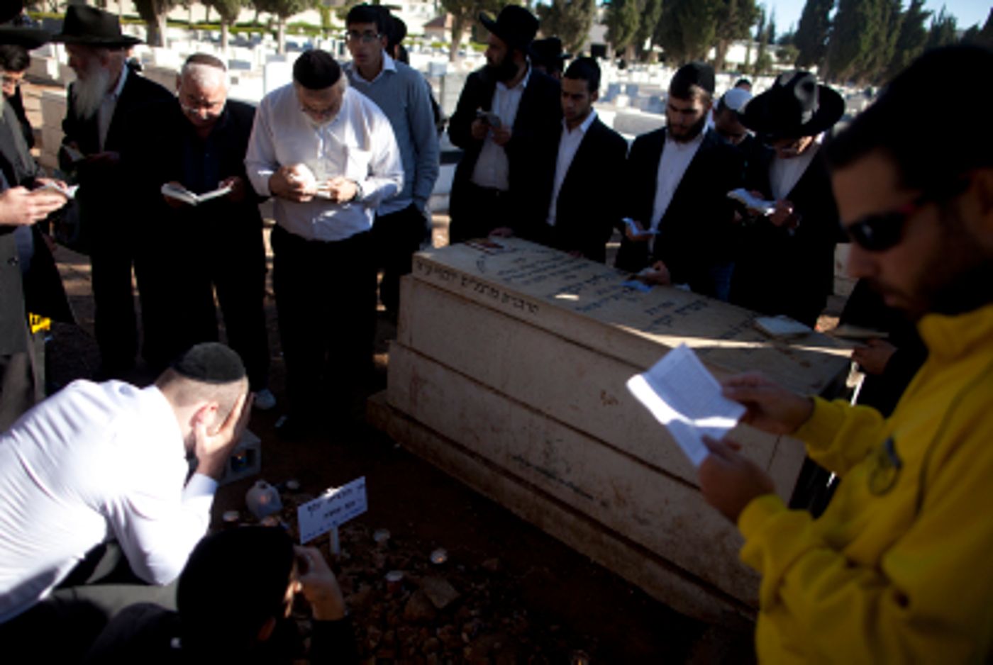 היום שאחרי: עשרות מתפללים על קברו הטרי