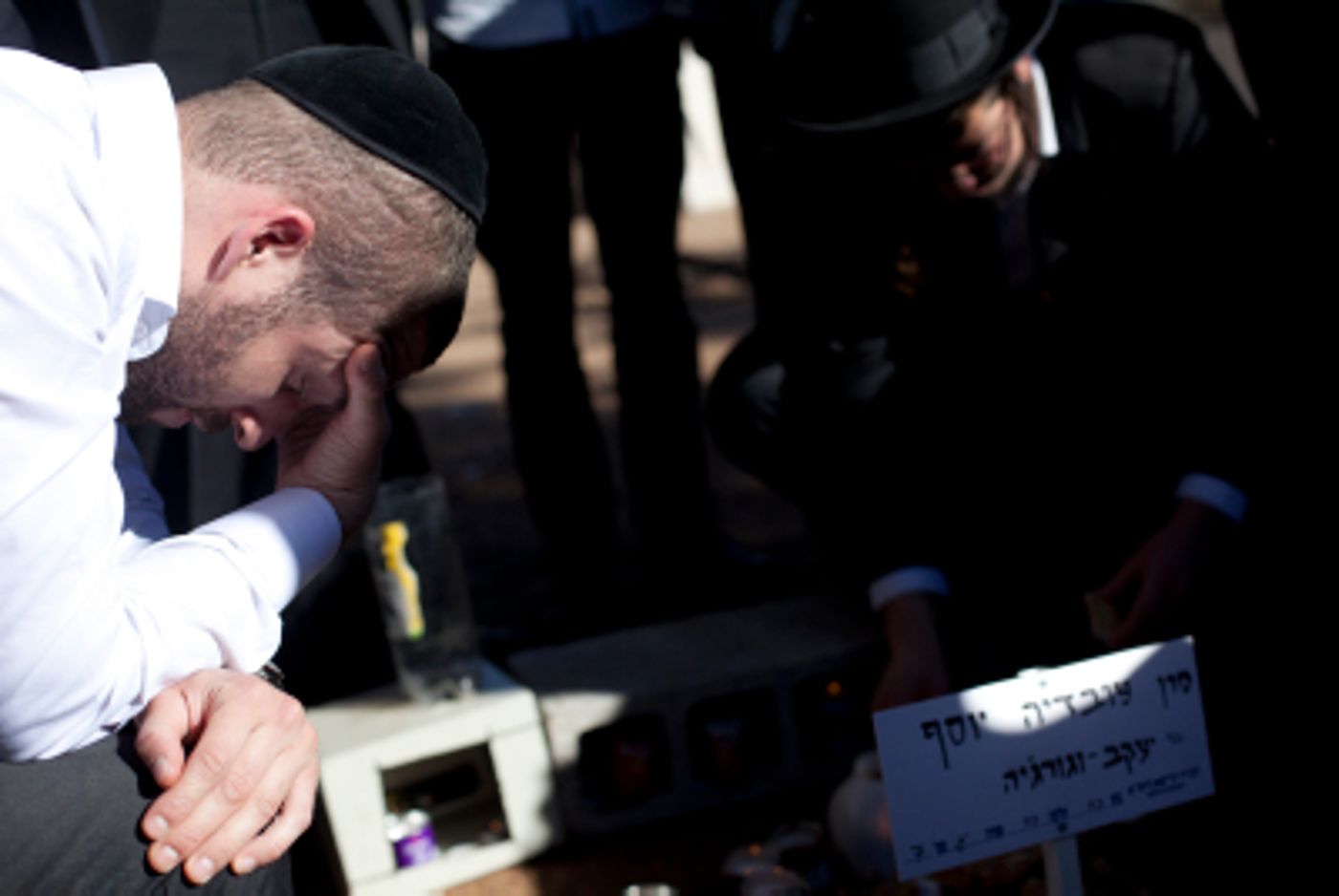 היום שאחרי: עשרות מתפללים על קברו הטרי