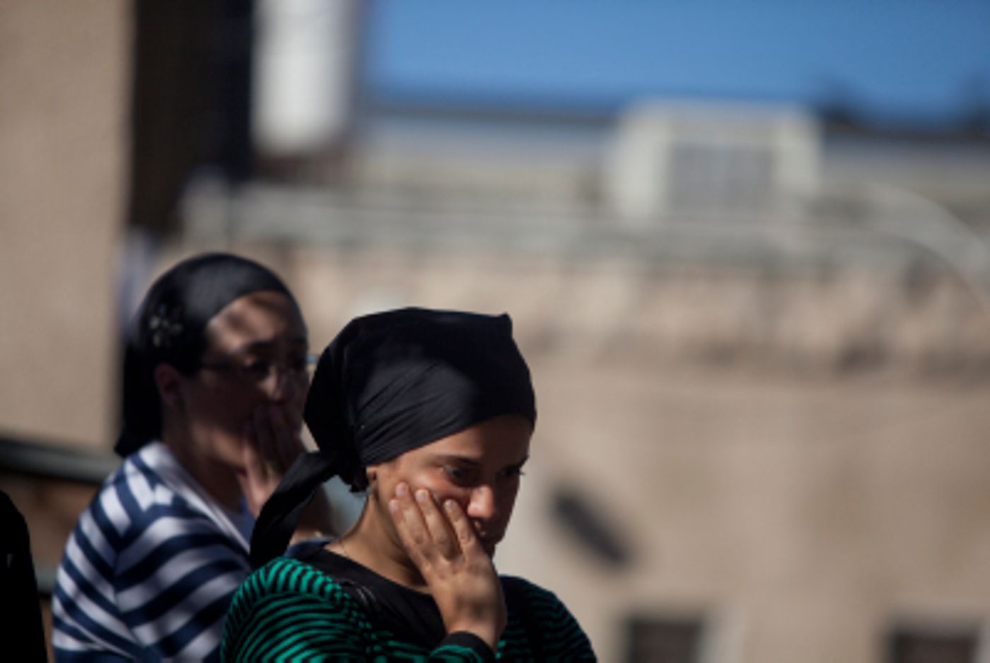 היום שאחרי: עשרות מתפללים על קברו הטרי