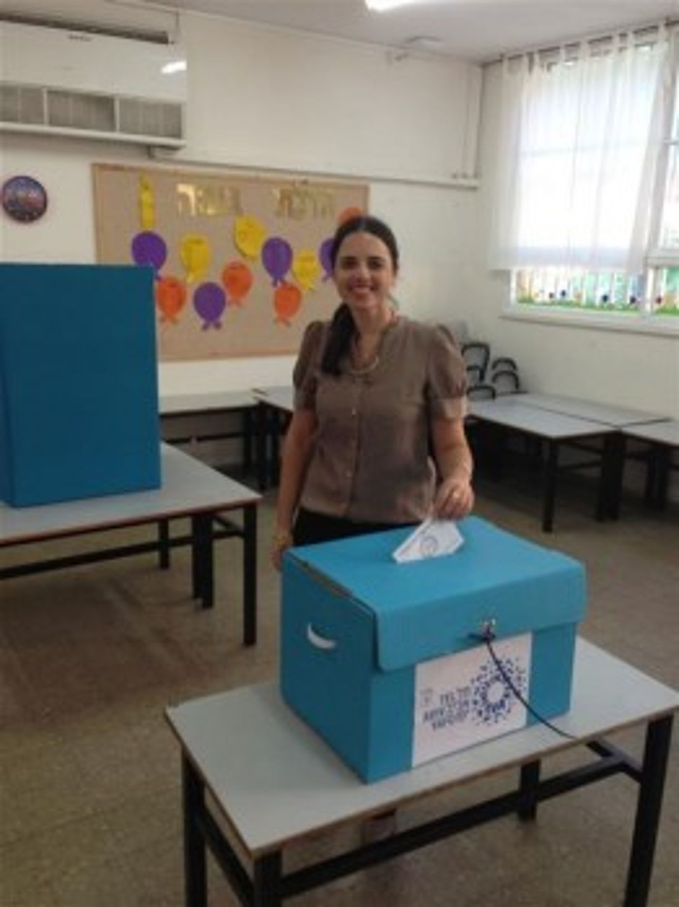 אחוזי הצבעה נמוכים נרשמו עד לשעה 12:00 בירושלים נרשמו 4.5% הצבעה, בתל אביב 7%. במגזר החרדי בולטת אלעד עם קרוב ל-30% הצבעה. גם אצל הערבים נרשם אחוז הצבעה גבוה. אחוז ההצבעה הארצי, עומד על 10% מעט נמוך מאשר בבחירות הקודמות בשנת 2008.