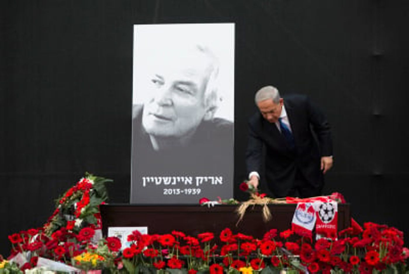 רבבות ליוו את אריק איינשטיין בדרכו האחרונה