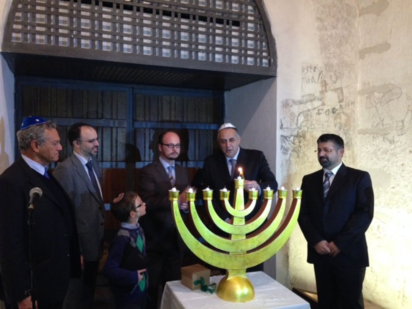 הנקמה: הדלקת נרות מול כלא האינקוויזיציה