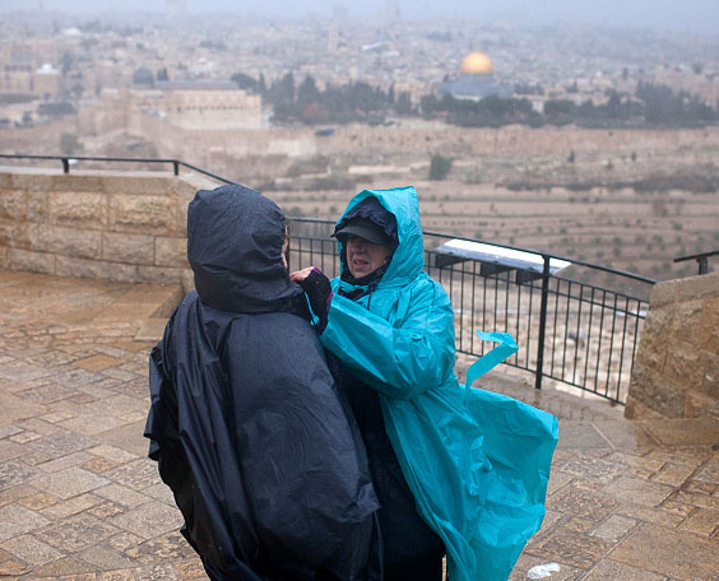 סערה חורפית: נחל איילון שוצף, אישה נלכדה בשרון