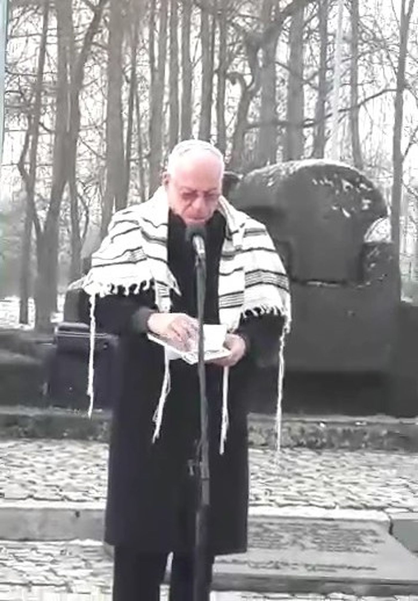 צפו: השר אורי אריאל אומר קדיש בטקס באושוויץ
