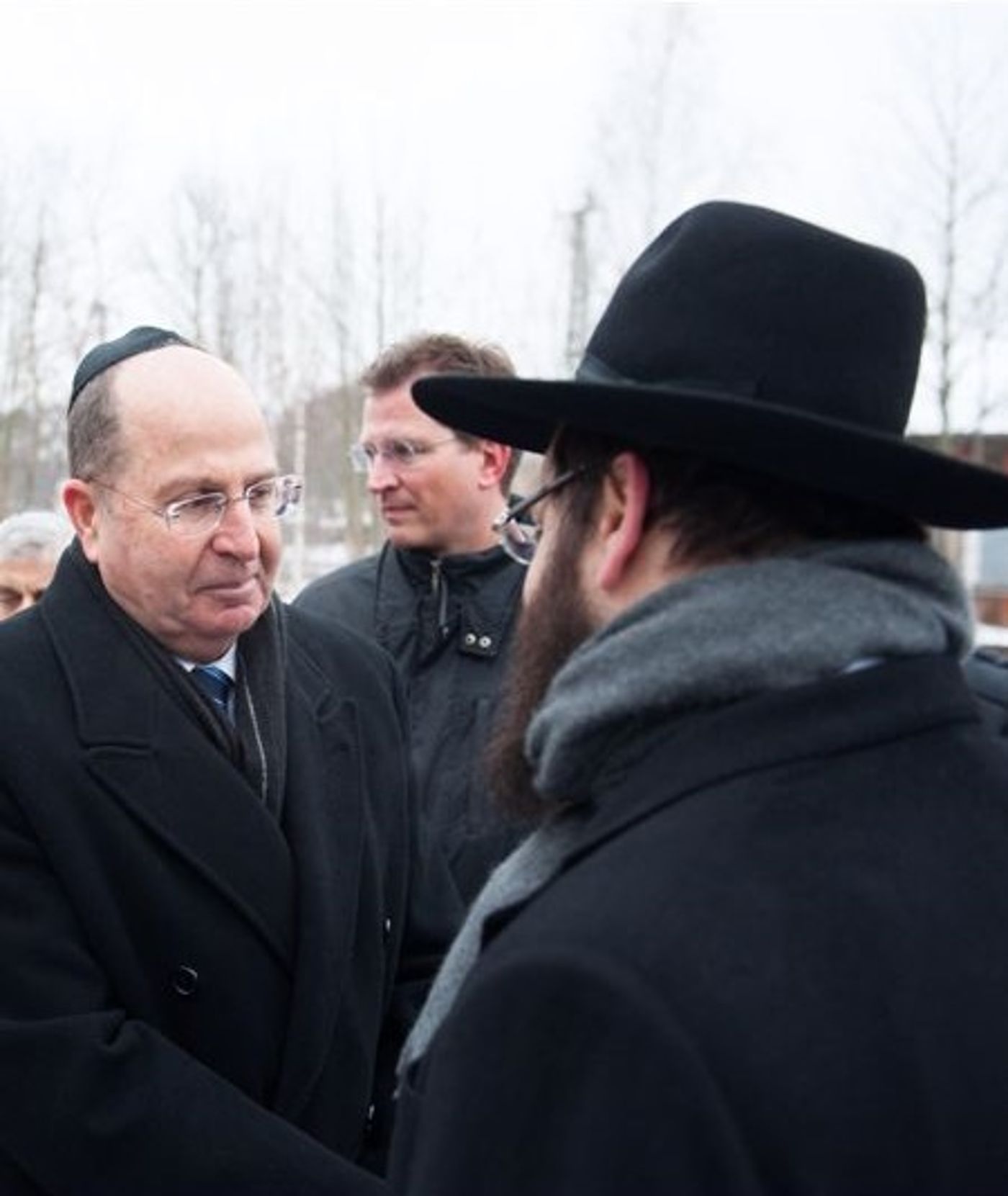 שר הביטחון לרב בברלין: אעמוד על העקרונות שלנו