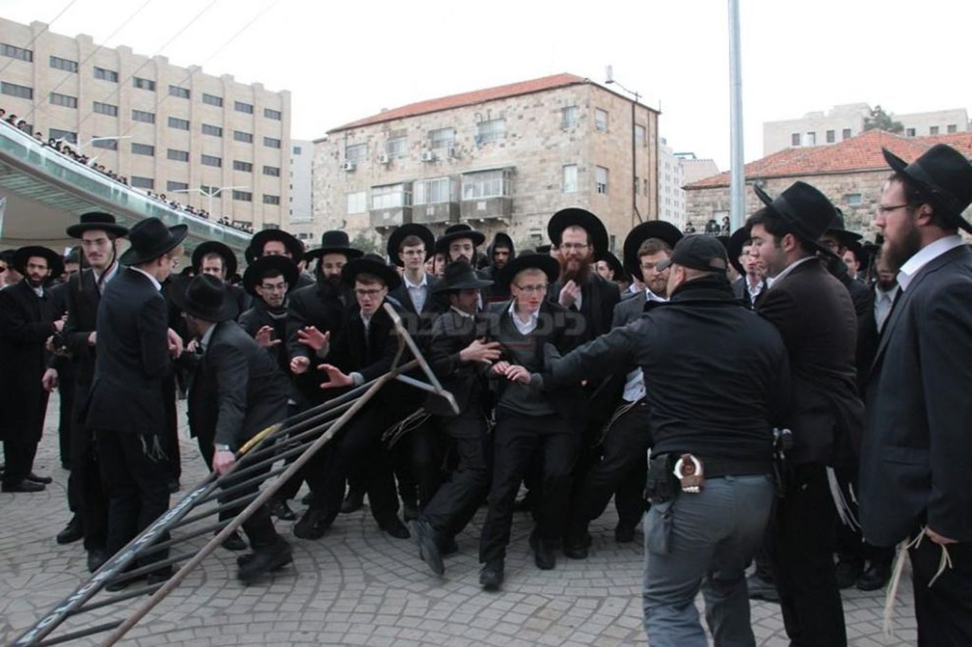 בעקבות הפסקת התקציב: החרדים מבעירים את הרחובות