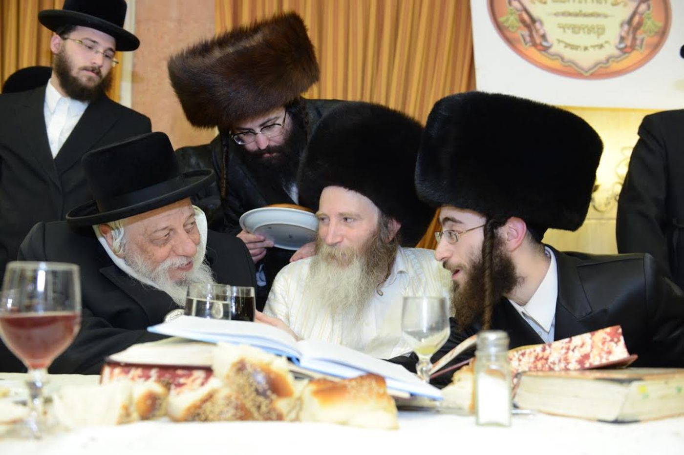 הצצה לשמחה חרדית: שבע ברכות לבת האדמו"ר מקוזמיר