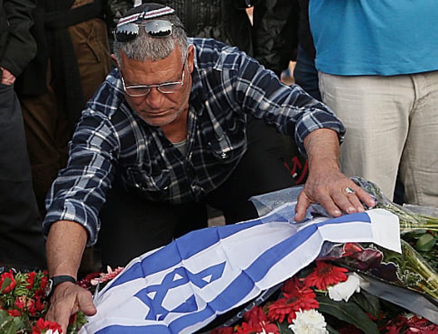 באזכרה לאריק שרון: אהוד אולמרט ו-300 משתתפים