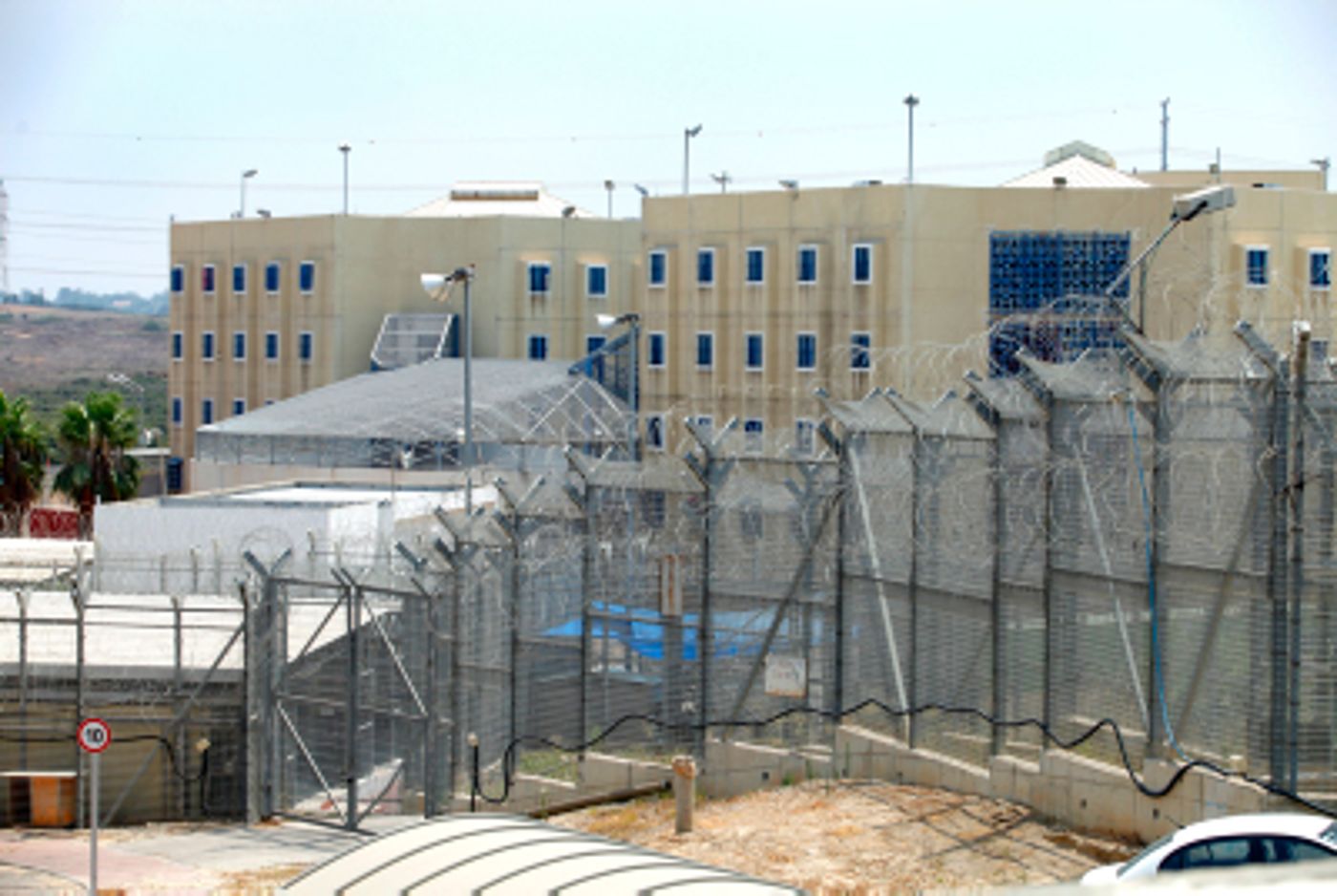 אסיר מתבצר בכלא רימונים: חשש לחיי סוהר שנורה