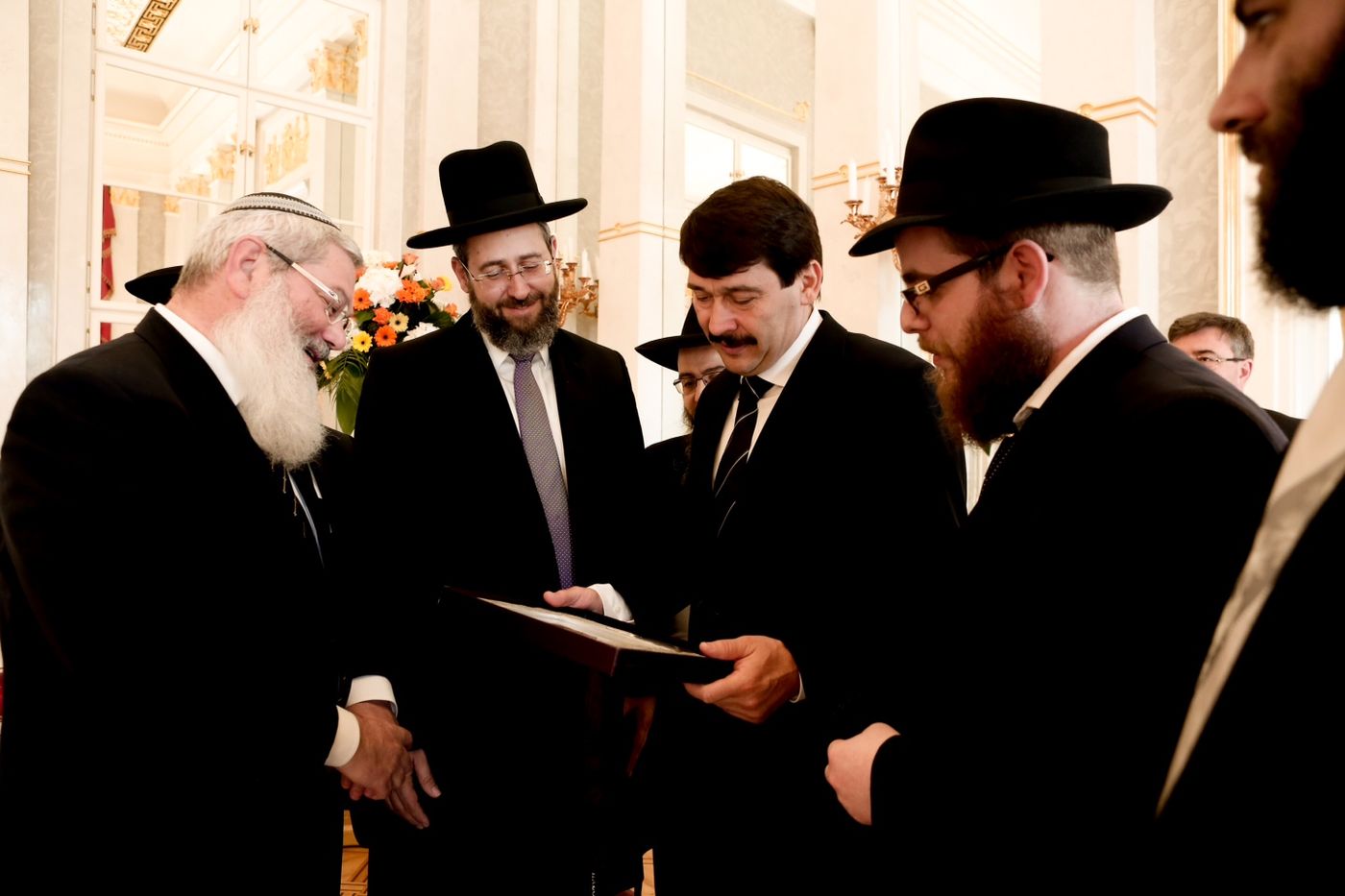 מה העניק הרב אלי בן דהן לנשיא הונגריה?
