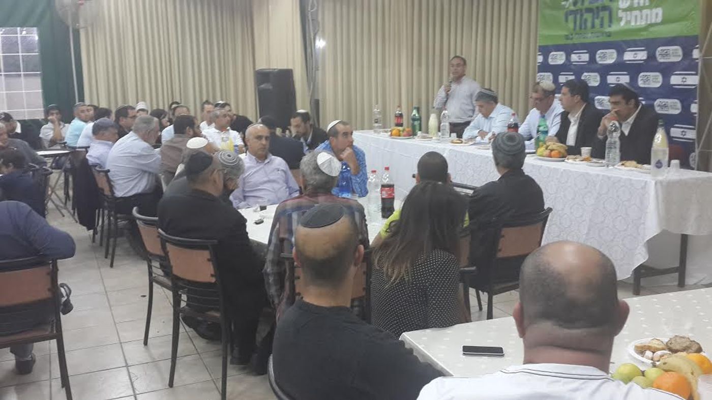 לקראת החג: פעילי 'הבית היהודי' בדרום בהרמת כוסית