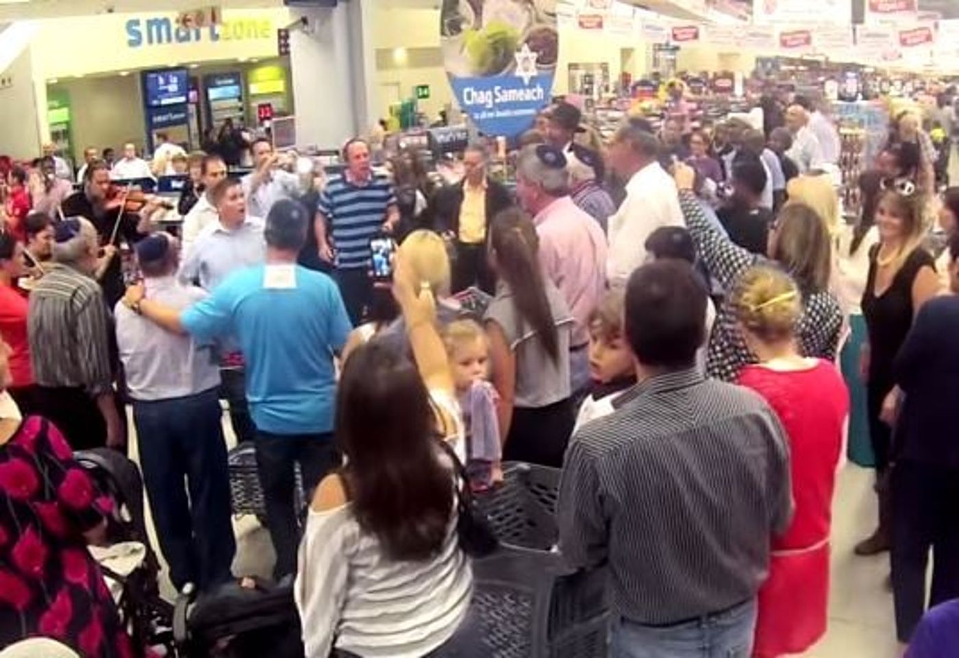 צפו: פלאש מוב לפסח בסופרמרקט ביוהנסבורג