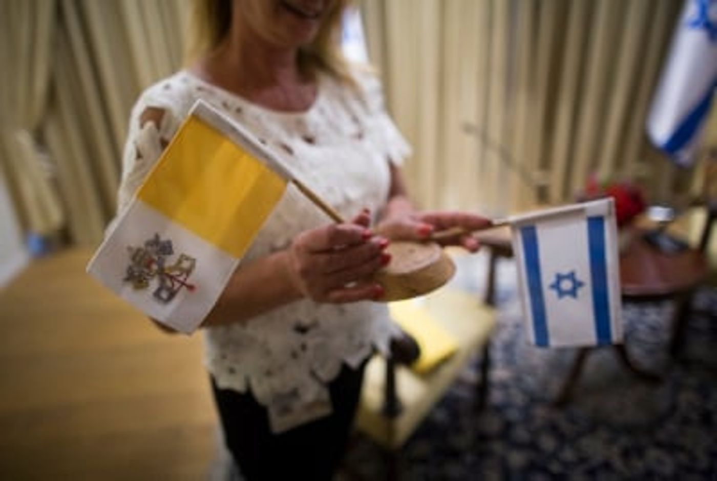 שו"ת: אסור להסתכל על האפיפיור; יש לקרוא לו בשם גנאי