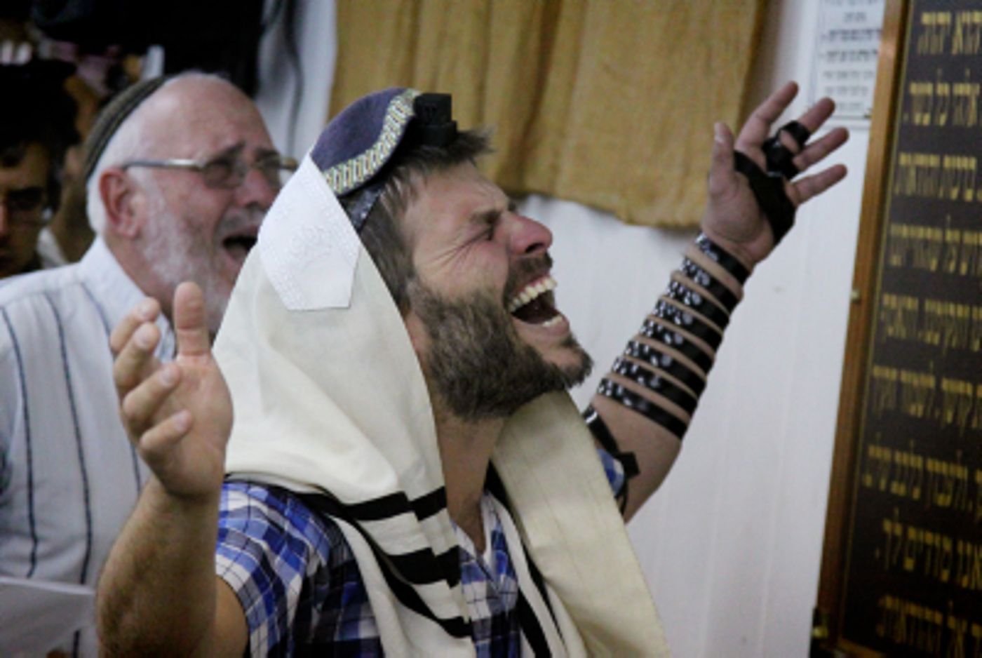 גלריית ענק: תפילה במקור חיים למען החטופים