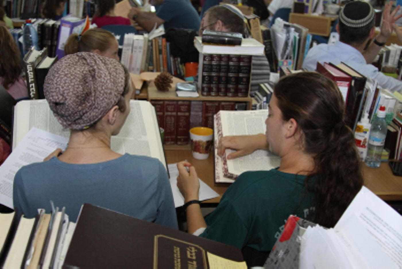 נשים לומדות פרקי אבות למען החטופים