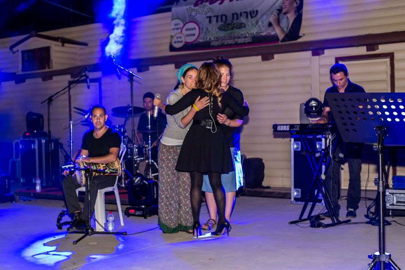 בנות הדוד של החטוף נפתלי פרקל עם שרית חדד, אתמול (צילום: גילי צידון)