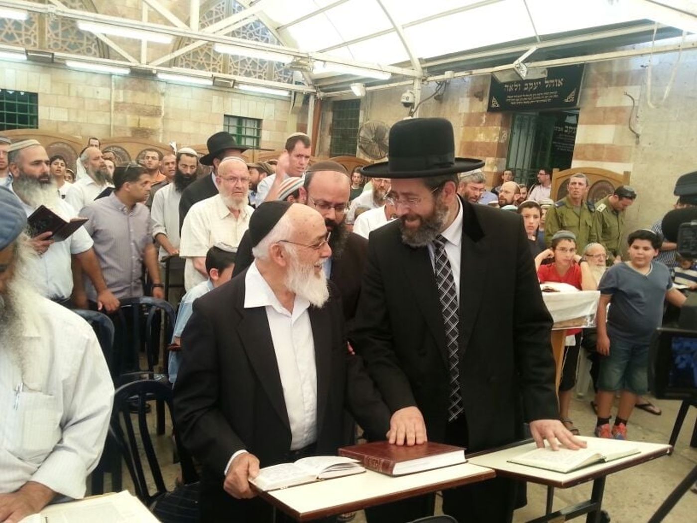"גם לא יהודים מתפללים עמנו לשלומם של החטופים"