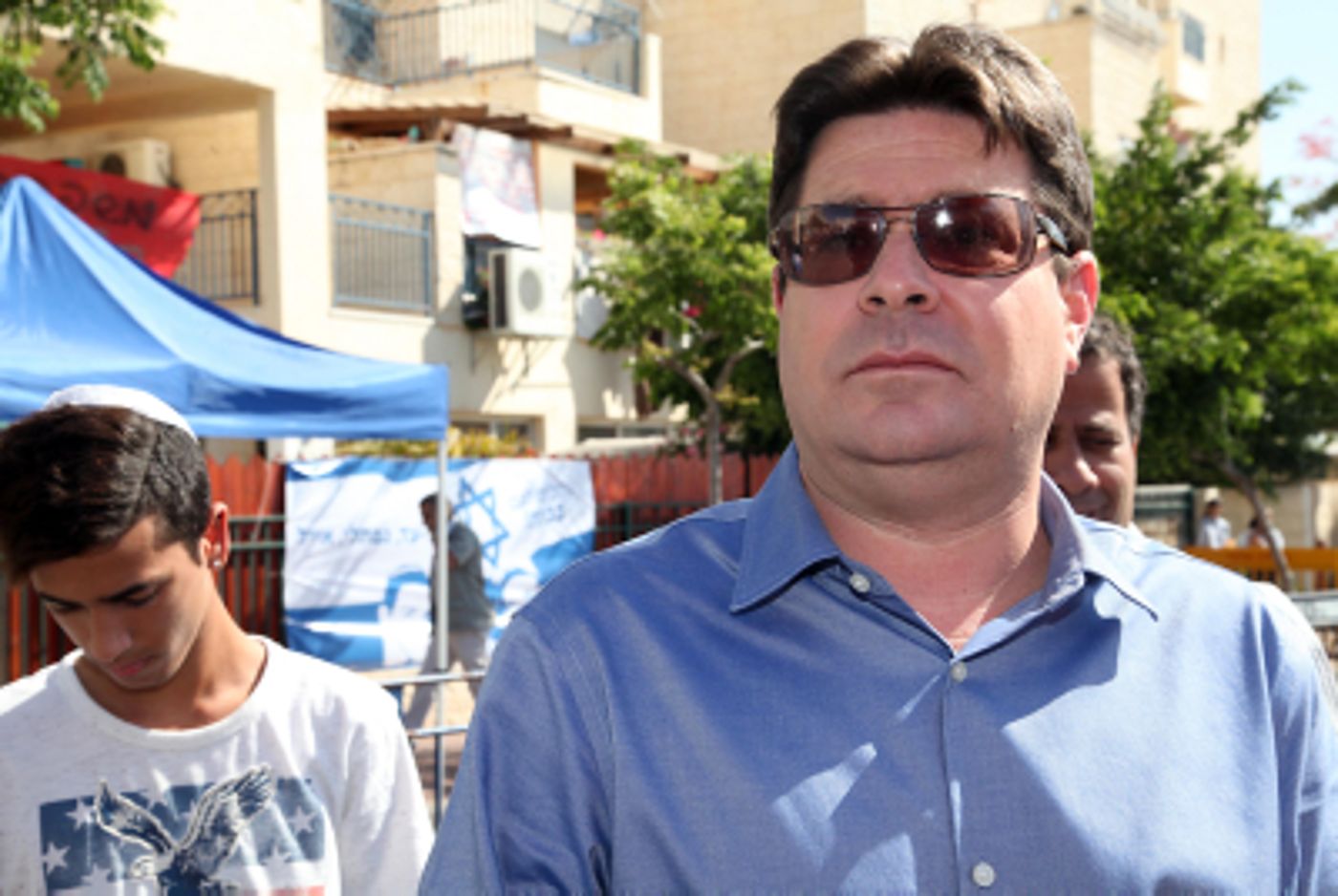 אקוניס לאבו מאזן: "פרק את ממשלת הטרור"