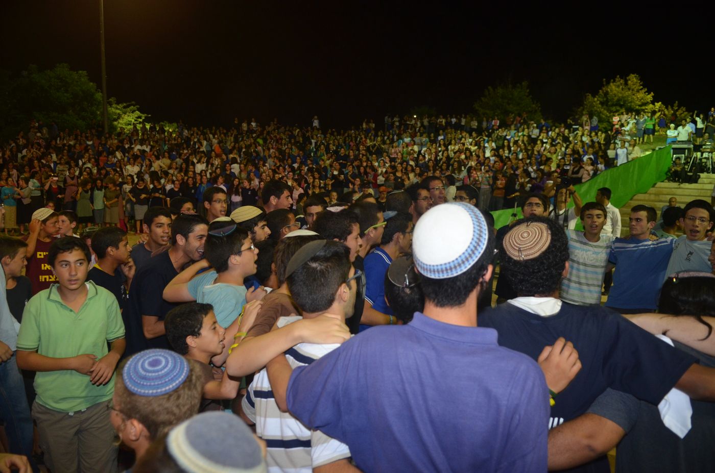 אתמול באלעד: אלפים בעצרת 'נוער חזק לעם חזק'
