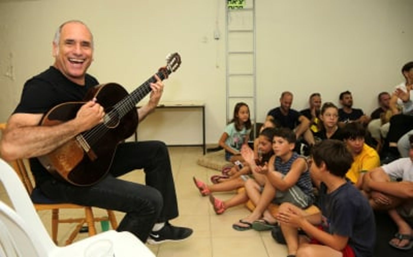 מסורת: דיוויד ברוזה מנגן ושר במקלטים בדרום