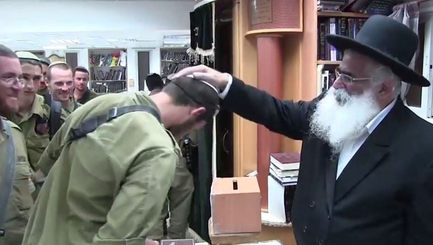 צפו: הרב יורם אברג'ל מברך את חיילי צה"ל