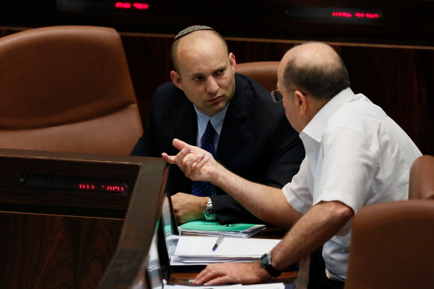 הגולשים קוראים לבנט לפרוש מהממשלה