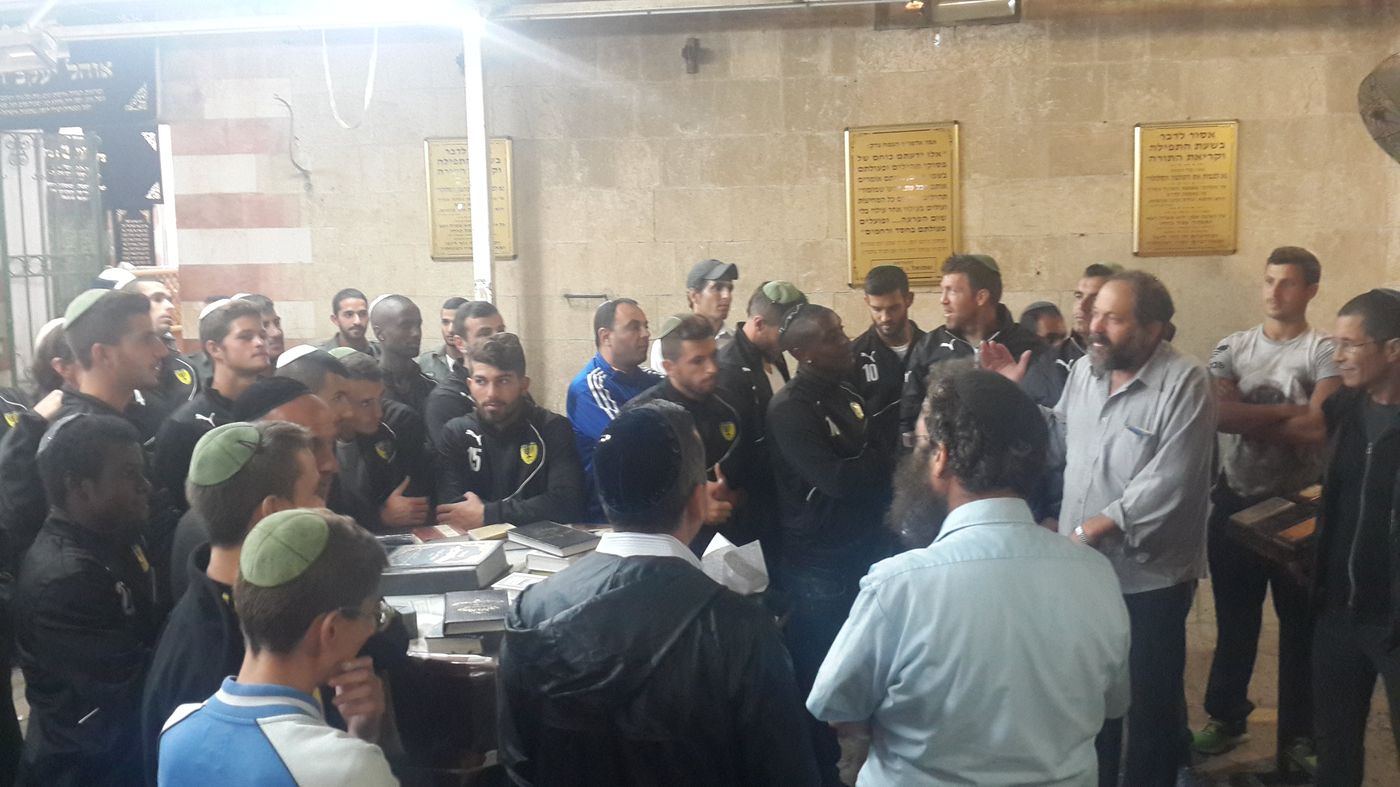 בהפתעה: שחקני בית"ר ירושלים סיירו בחברון