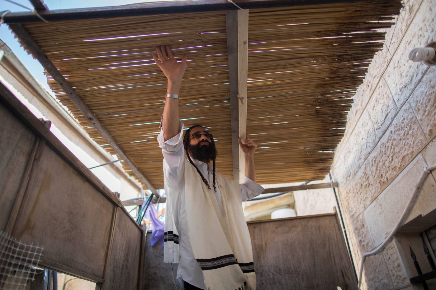 אחת ולתמיד: מדוע חסידי חב"ד לא ישנים בסוכה?