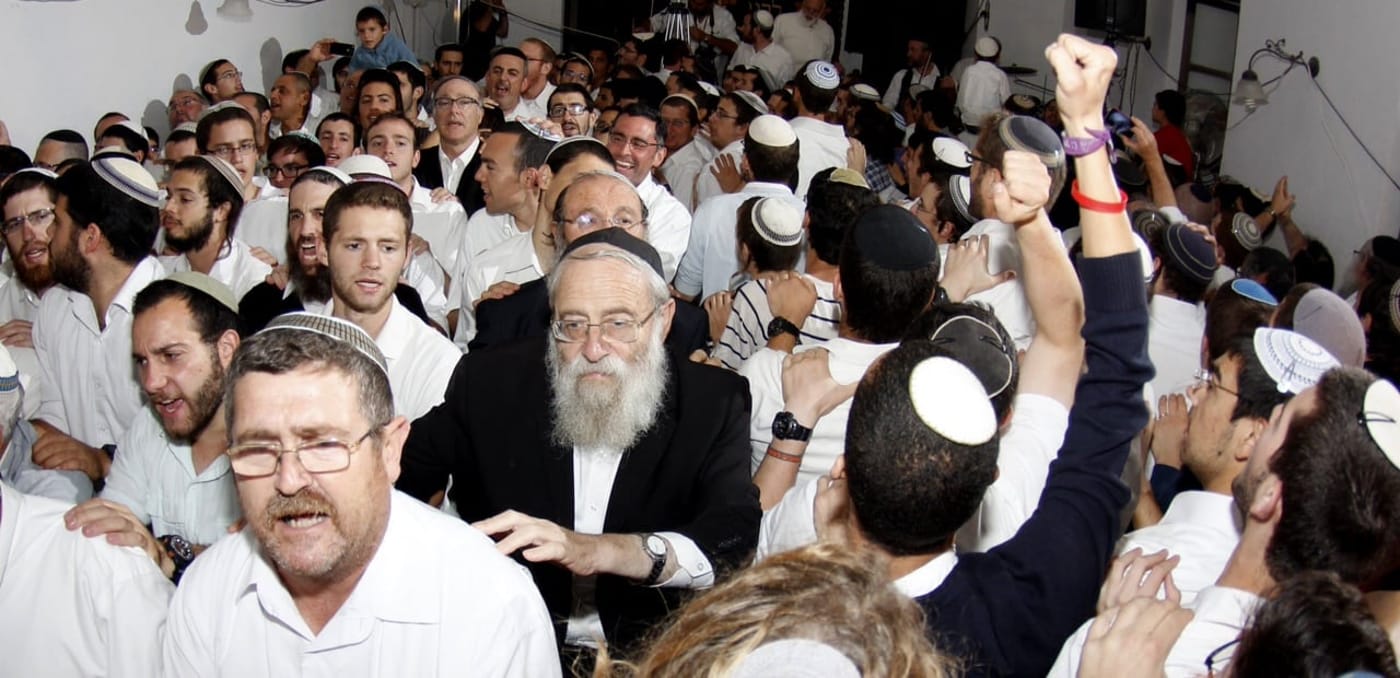 תמונות: הרב אריה שטרן בהקפות שניות בבית הרב