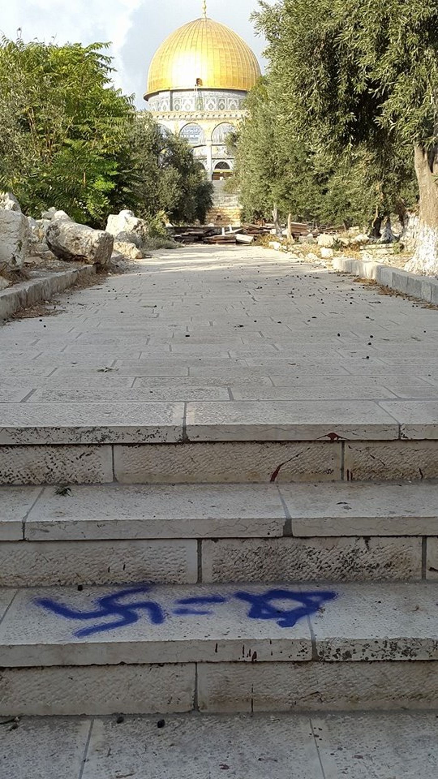 ברלין זה כאן: ערבים ריססו צלב קרס בהר הבית
