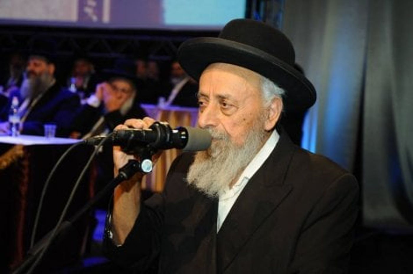 בגלל הממשלה שפוגעת באברכים יש גזירות קשות